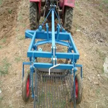 небольшой комбайн для уборки сладкого картофеля на сельскохозяйственном тракторе с 3-точечным приводом отбора мощности