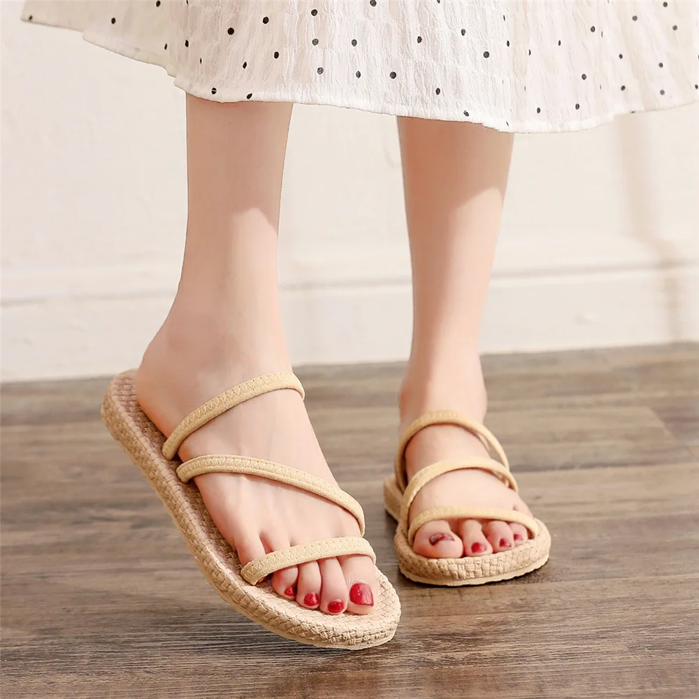 2023 Новые плетеные тапочки с перекрестной резинкой, сандалии и тапочки на плоской подошве, женская летняя пляжная обувь для выхода на улицу